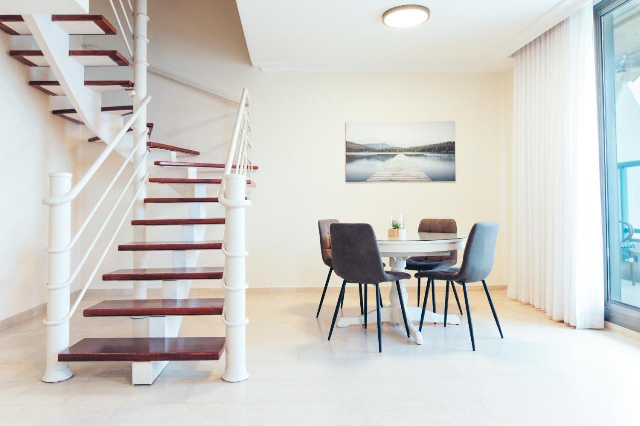 Almog Beach Apt Hotel מלון דירות אלמוג ביץ' 하이파 외부 사진