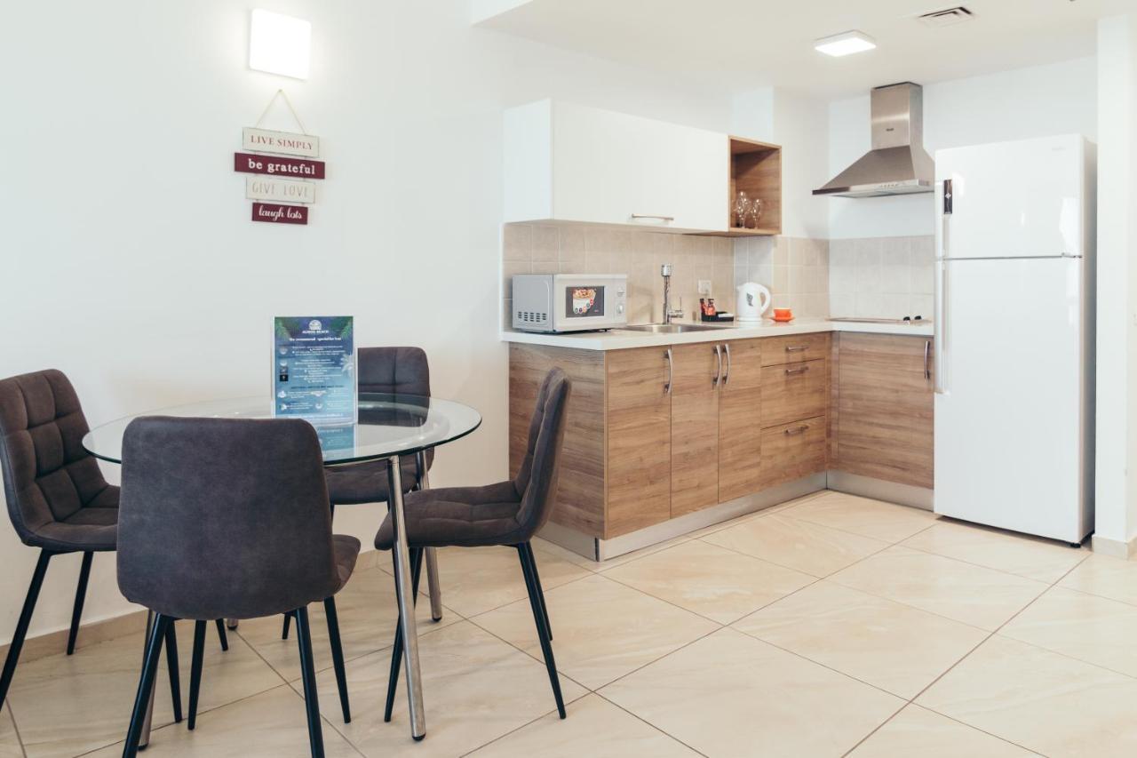 Almog Beach Apt Hotel מלון דירות אלמוג ביץ' 하이파 외부 사진