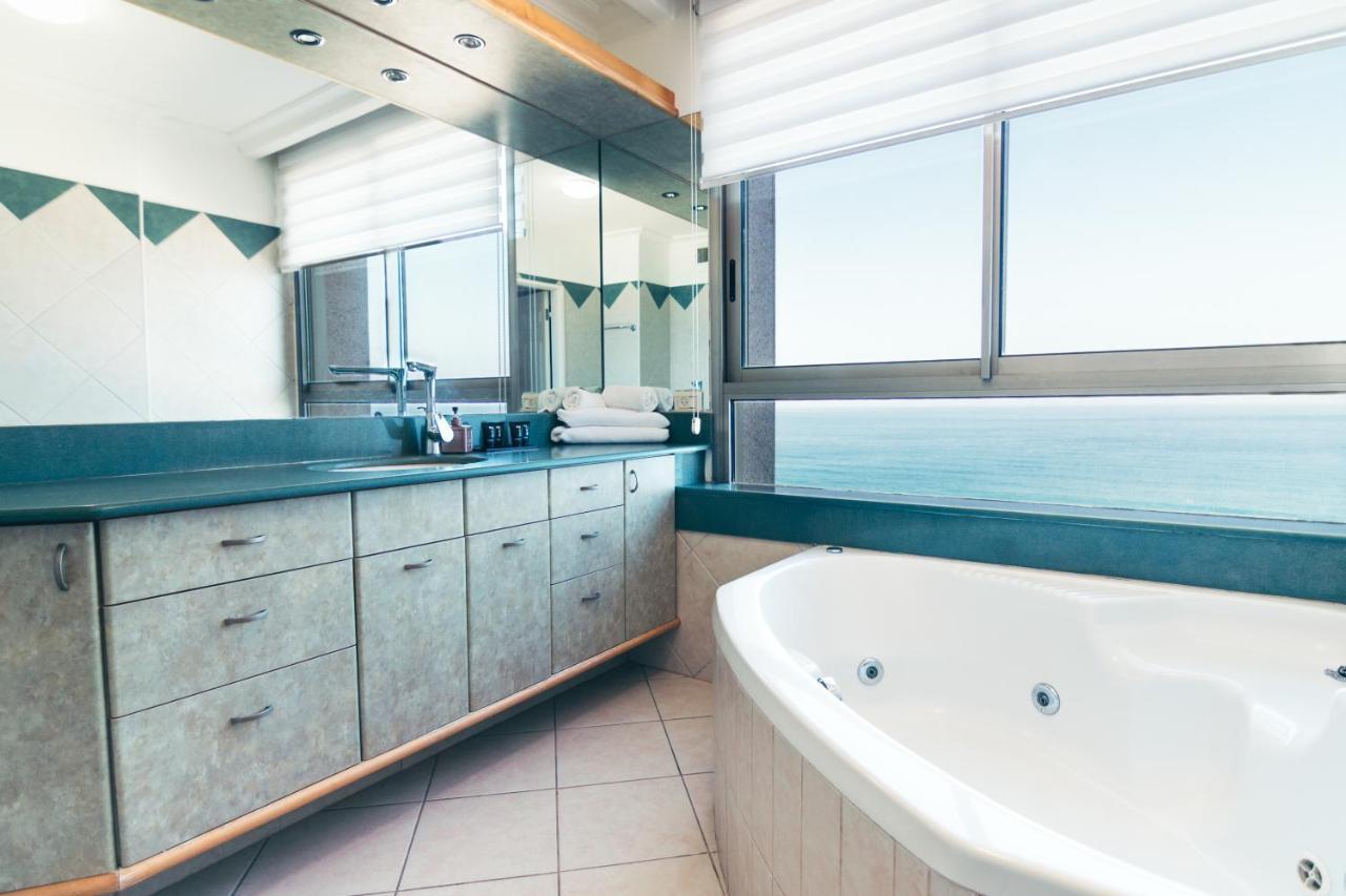 Almog Beach Apt Hotel מלון דירות אלמוג ביץ' 하이파 외부 사진