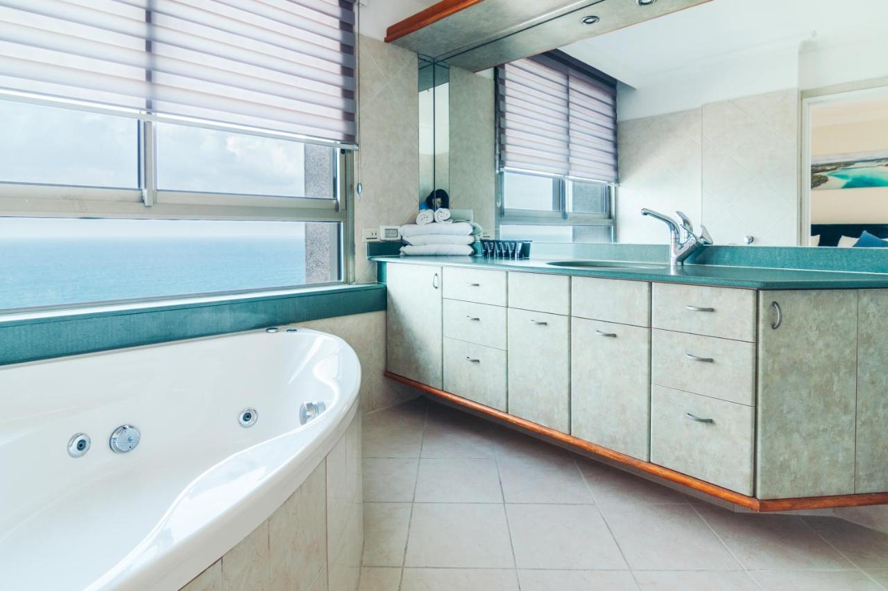 Almog Beach Apt Hotel מלון דירות אלמוג ביץ' 하이파 외부 사진