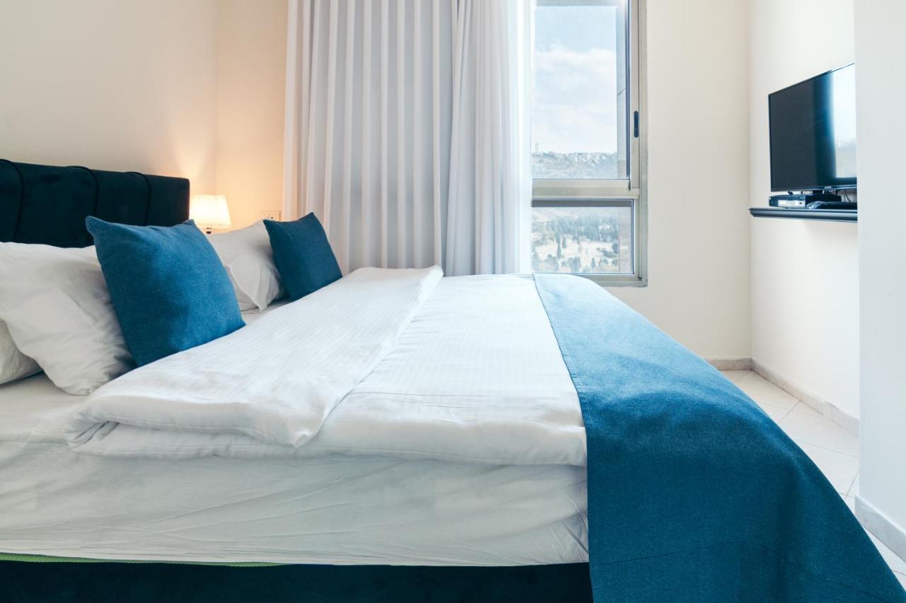 Almog Beach Apt Hotel מלון דירות אלמוג ביץ' 하이파 외부 사진
