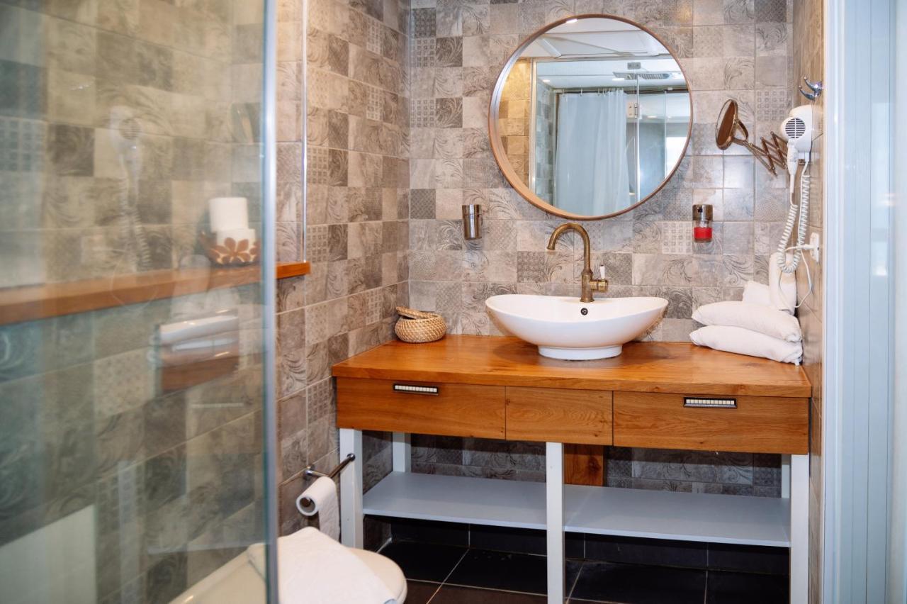 Almog Beach Apt Hotel מלון דירות אלמוג ביץ' 하이파 외부 사진
