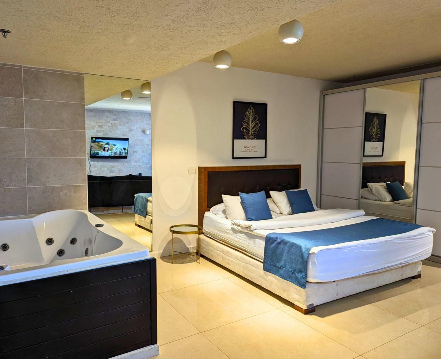 Almog Beach Apt Hotel מלון דירות אלמוג ביץ' 하이파 외부 사진