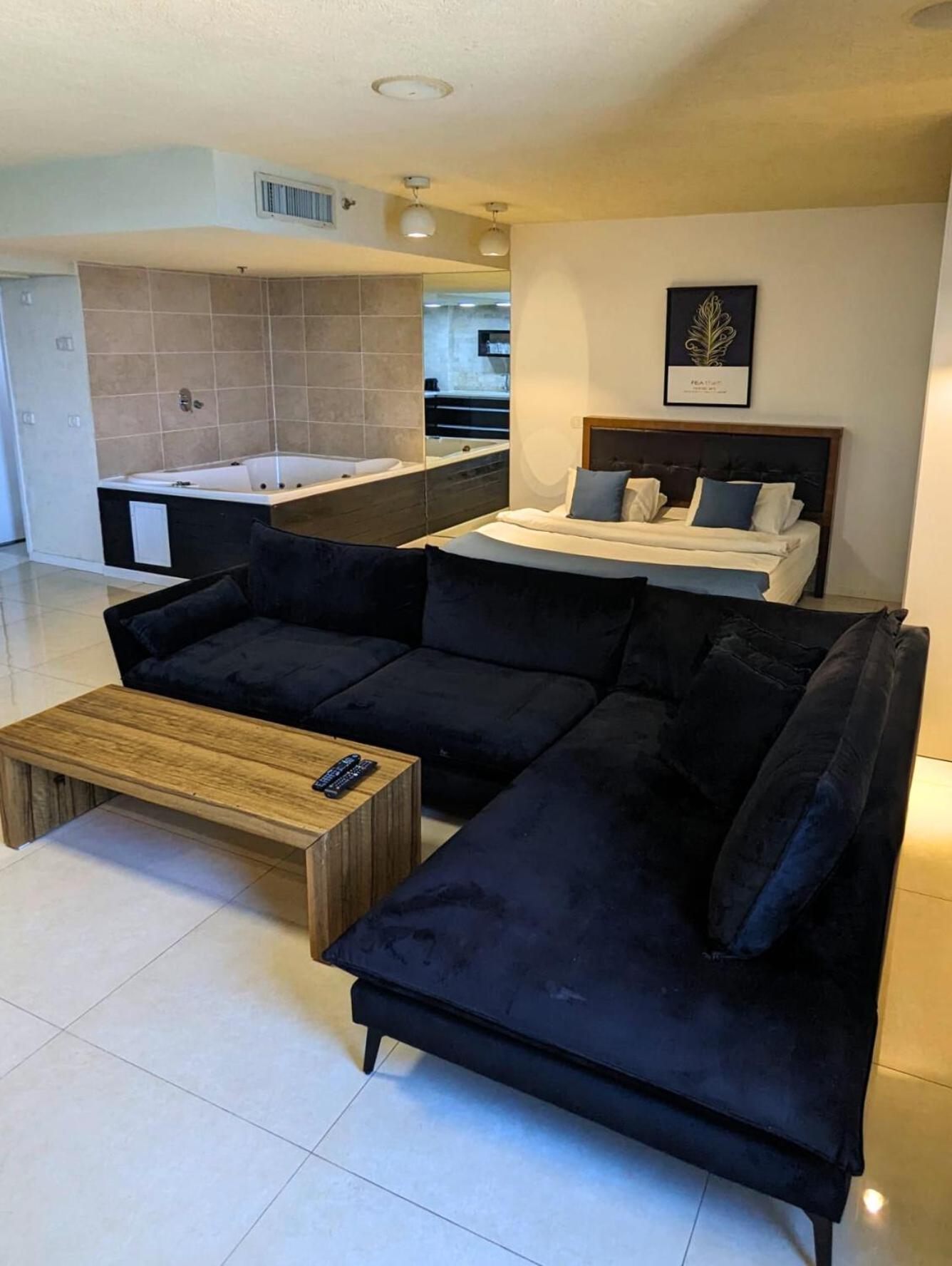 Almog Beach Apt Hotel מלון דירות אלמוג ביץ' 하이파 외부 사진