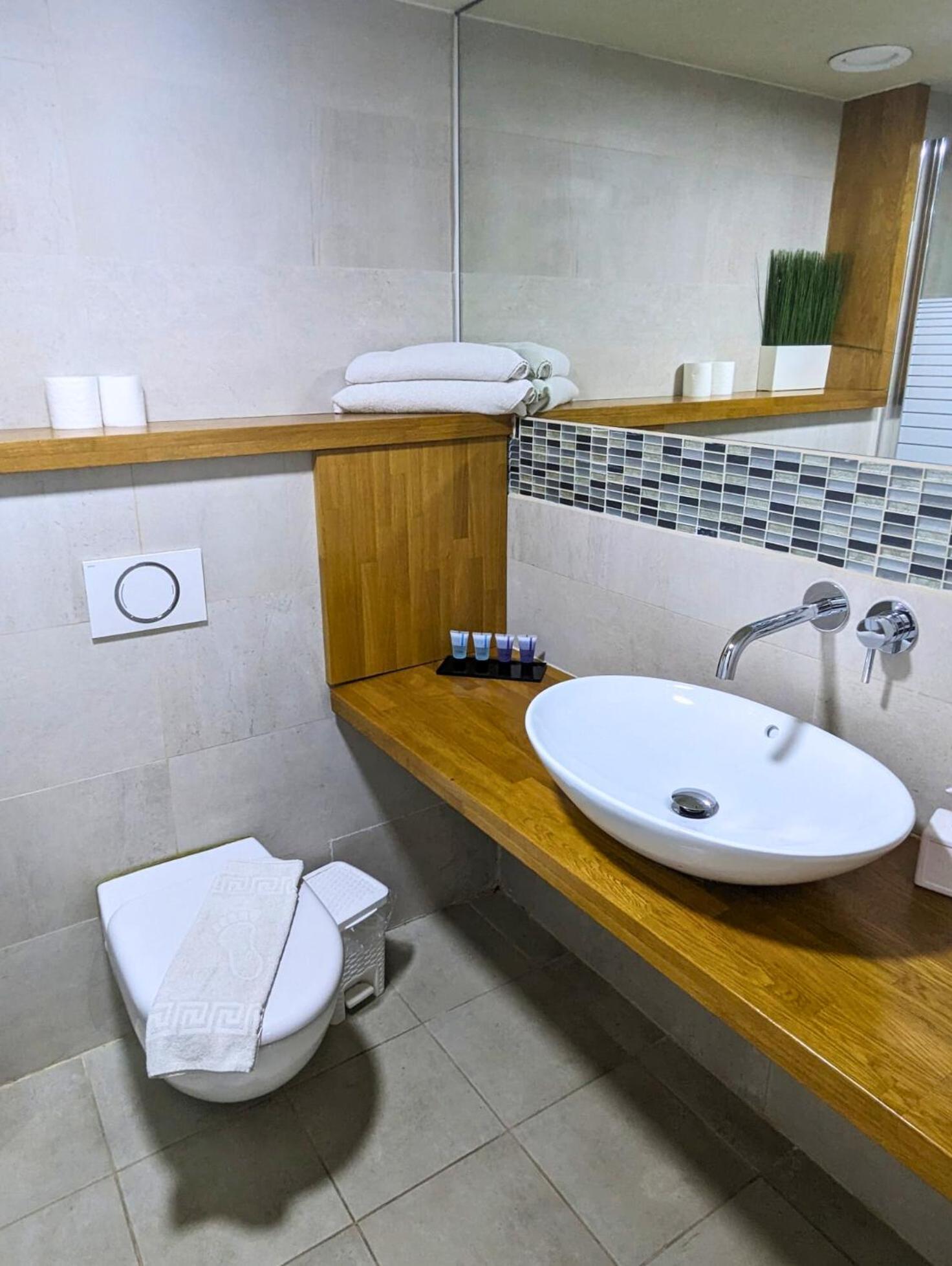Almog Beach Apt Hotel מלון דירות אלמוג ביץ' 하이파 외부 사진