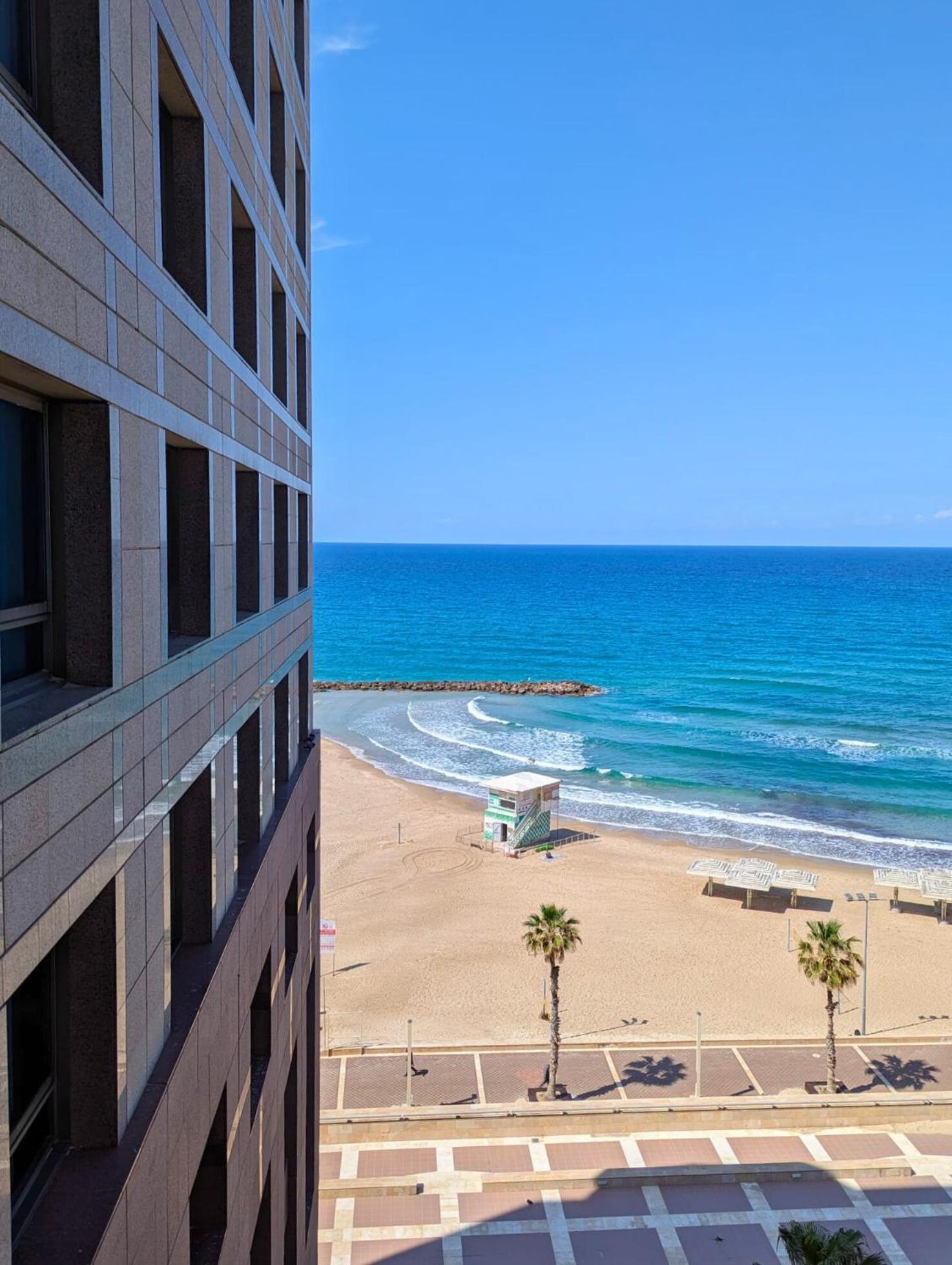 Almog Beach Apt Hotel מלון דירות אלמוג ביץ' 하이파 외부 사진