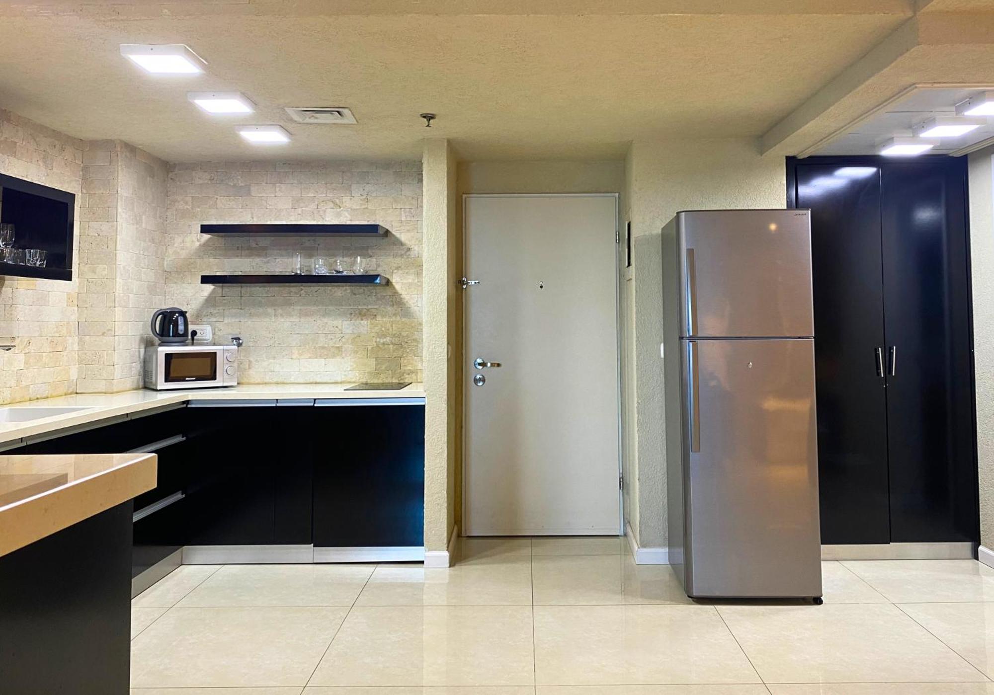 Almog Beach Apt Hotel מלון דירות אלמוג ביץ' 하이파 외부 사진