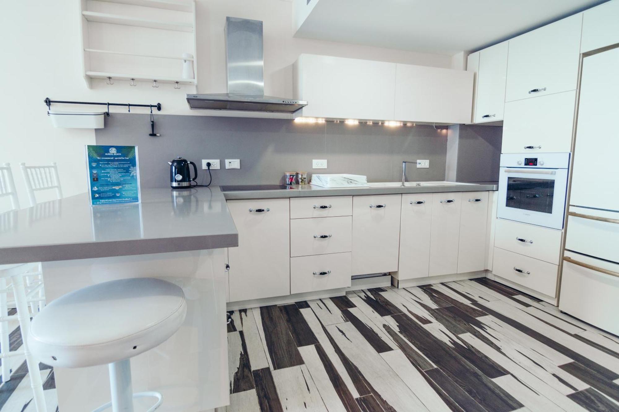 Almog Beach Apt Hotel מלון דירות אלמוג ביץ' 하이파 외부 사진